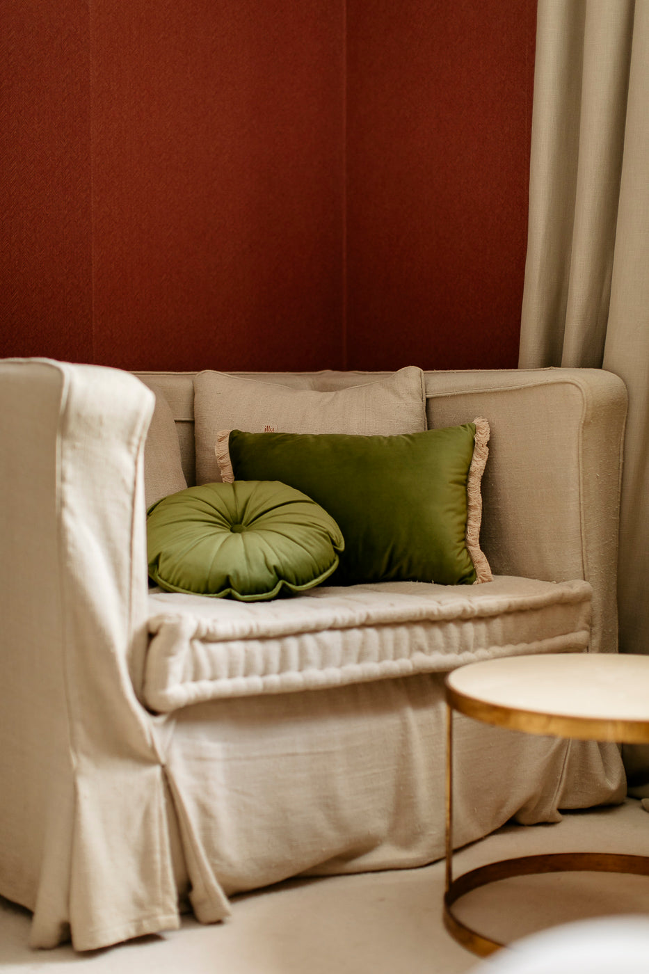 Coussin décoratif en velours vert olive, coussin rectangulaire décoratif avec frange en coton.