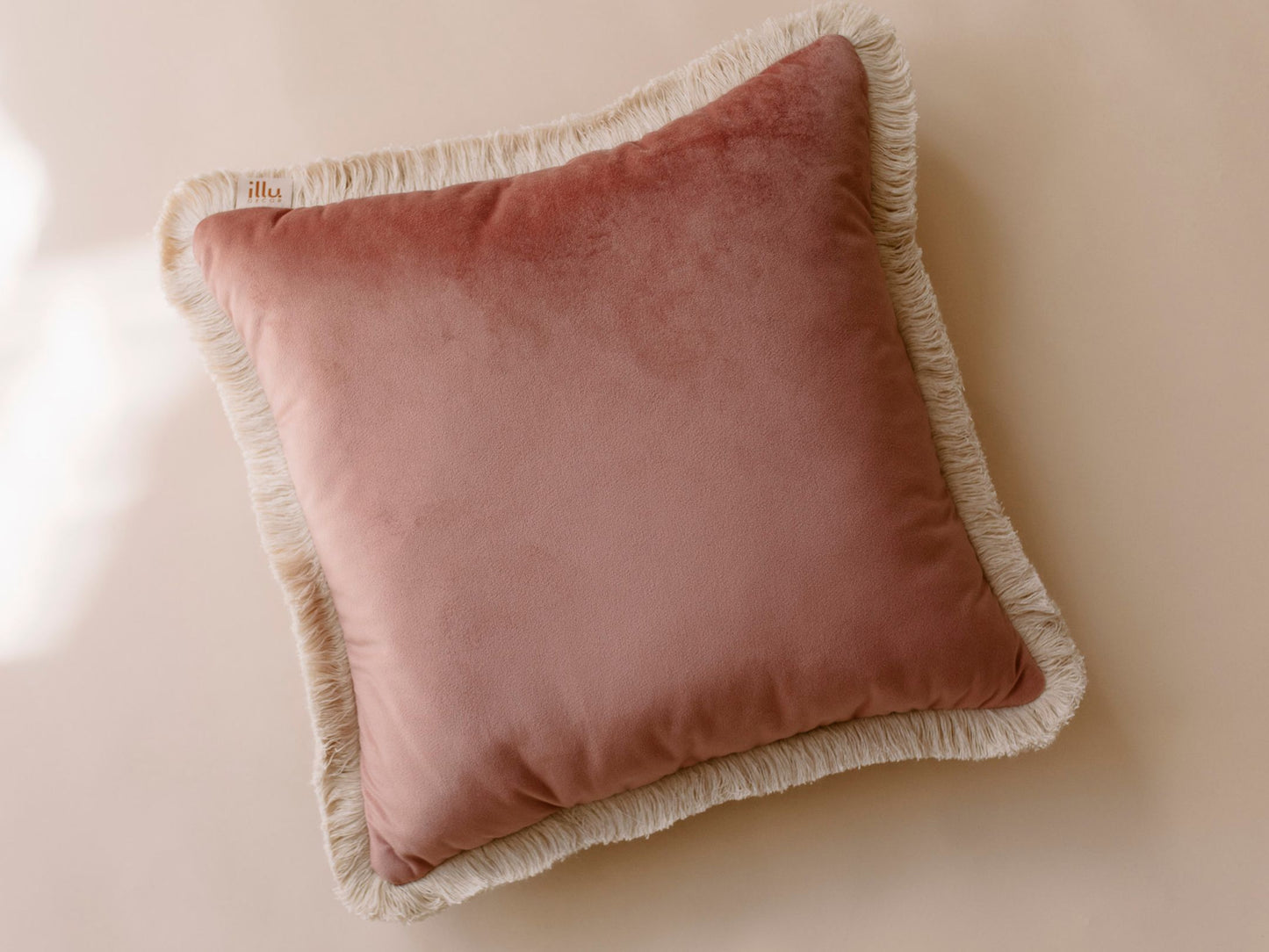 Coussin décoratif en velours rose poudré, coussin carré décoratif avec frange en coton.